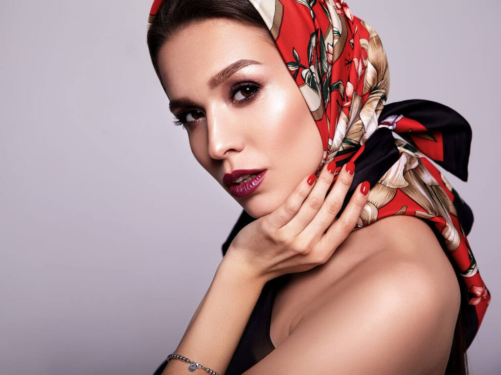 Foulard, Cropped e Lingerie Look